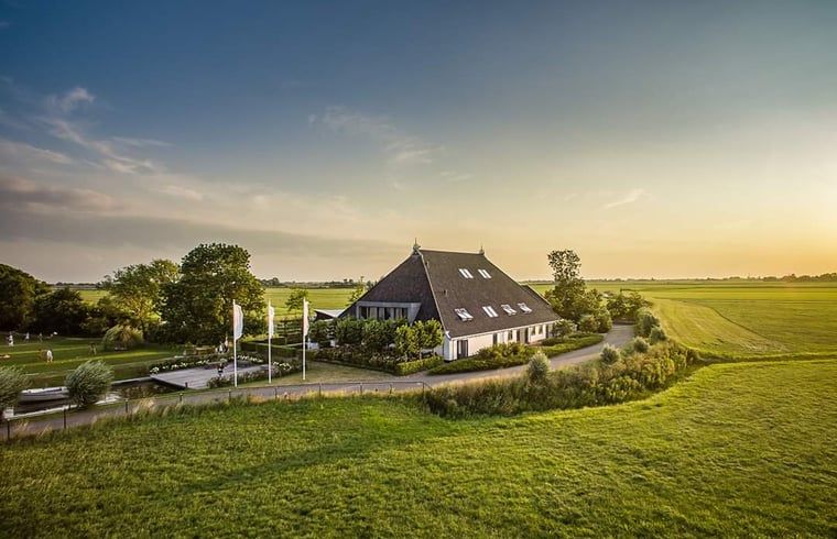 Idyllisch gelegen Vakantiehuisje in Westhem met weidse uitzichten, Friesland.