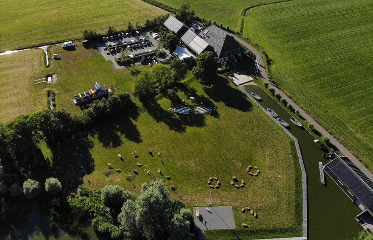 Luchtfoto van Vakantiehuisje in Westhem met groene velden, Friese platteland, Friesland.