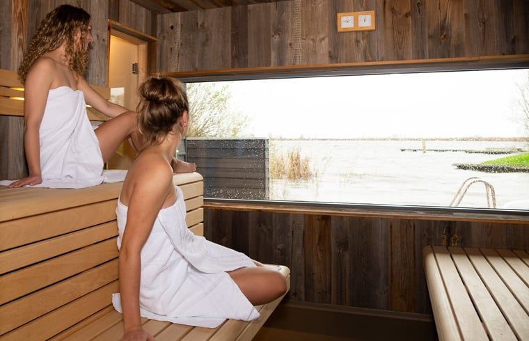 Ontspannende sauna met uitzicht op het water in Vakantiehuisje in Westhem, Friesland.
