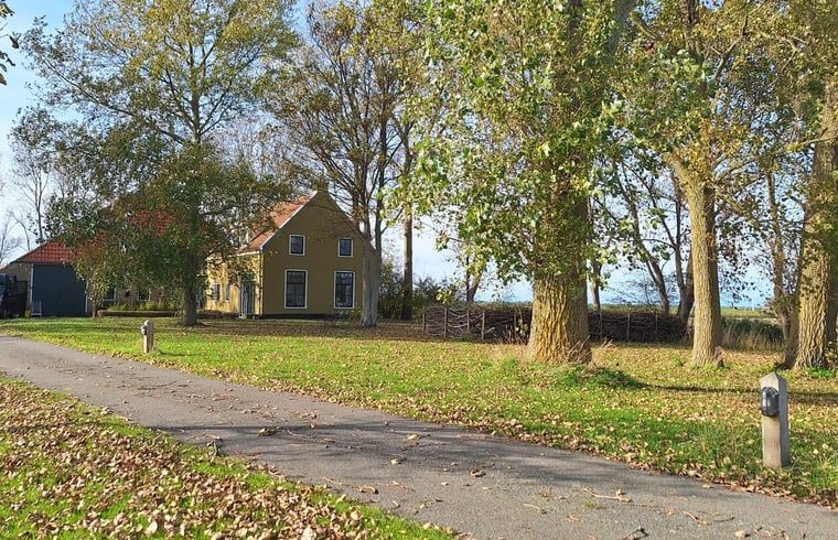 Cottage in Wijnaldum, Ferienhaus in der friesischen Landschaft, umgeben von Baeumen und Natur.