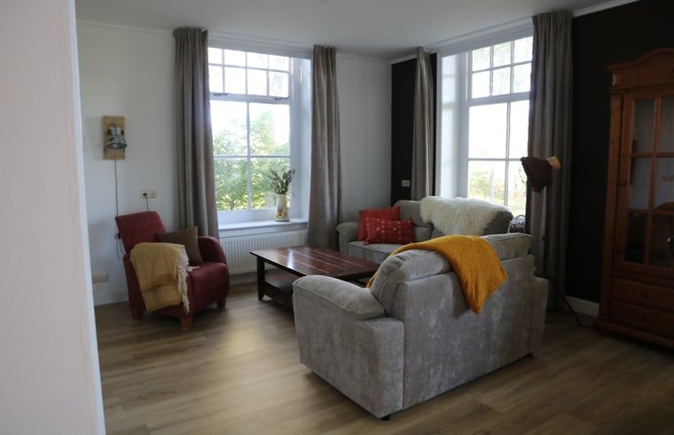 Gemuetliches Wohnzimmer in Cottage in Wijnaldum, Ferienhaus in der friesischen Landschaft.