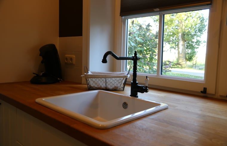 Kuechenfenster mit Blick auf die Natur in Cottage in Wijnaldum, Ferienhaus in Friesland.