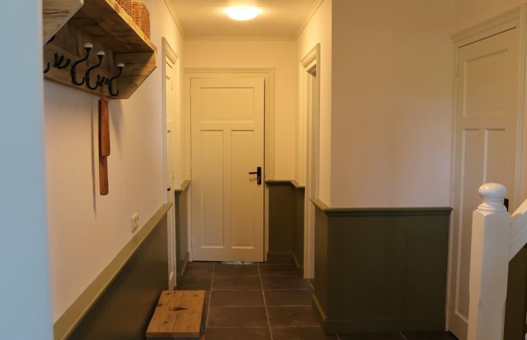 Halle mit Holzakzenten in Cottage in Wijnaldum, Ferienhaus in der friesischen Landschaft.