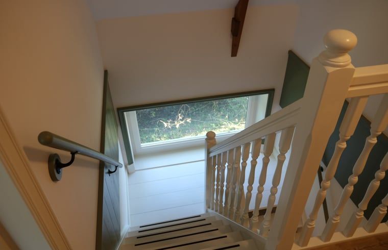 Moderne Dusche mit Steinfliesen in Cottage in Wijnaldum, Ferienhaus in Friesland.