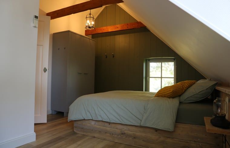 Schlafzimmer mit Dachfenster in Cottage in Wijnaldum, Ferienhaus in Friesland.