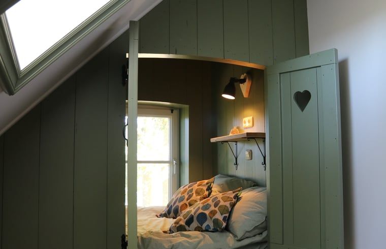 Stimmungsvolle Lampe in Cottage in Wijnaldum, Ferienhaus in der friesischen Landschaft.