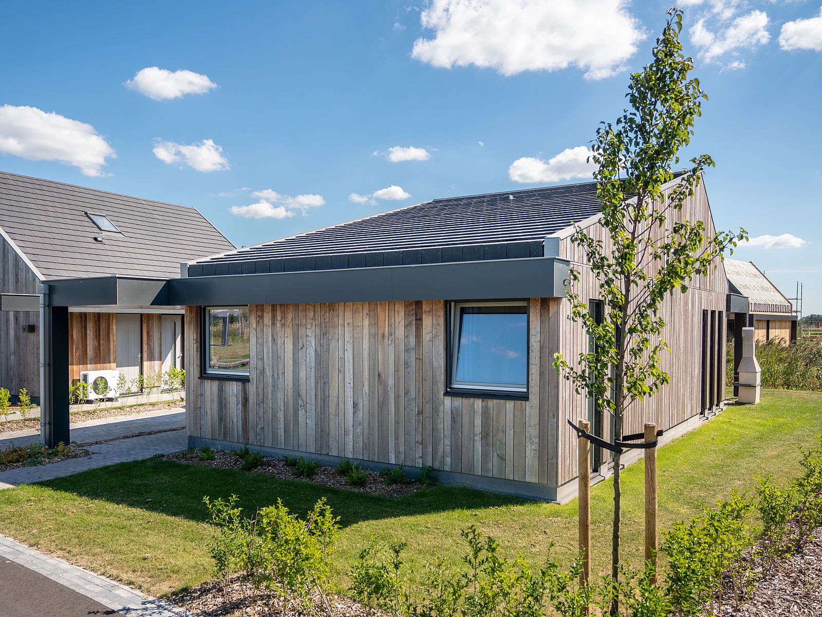 Gezellige woonkamer in 4-persoons woning 4L, Witmarsum, met uitzicht op het Friese platteland en comfortabele inrichting.