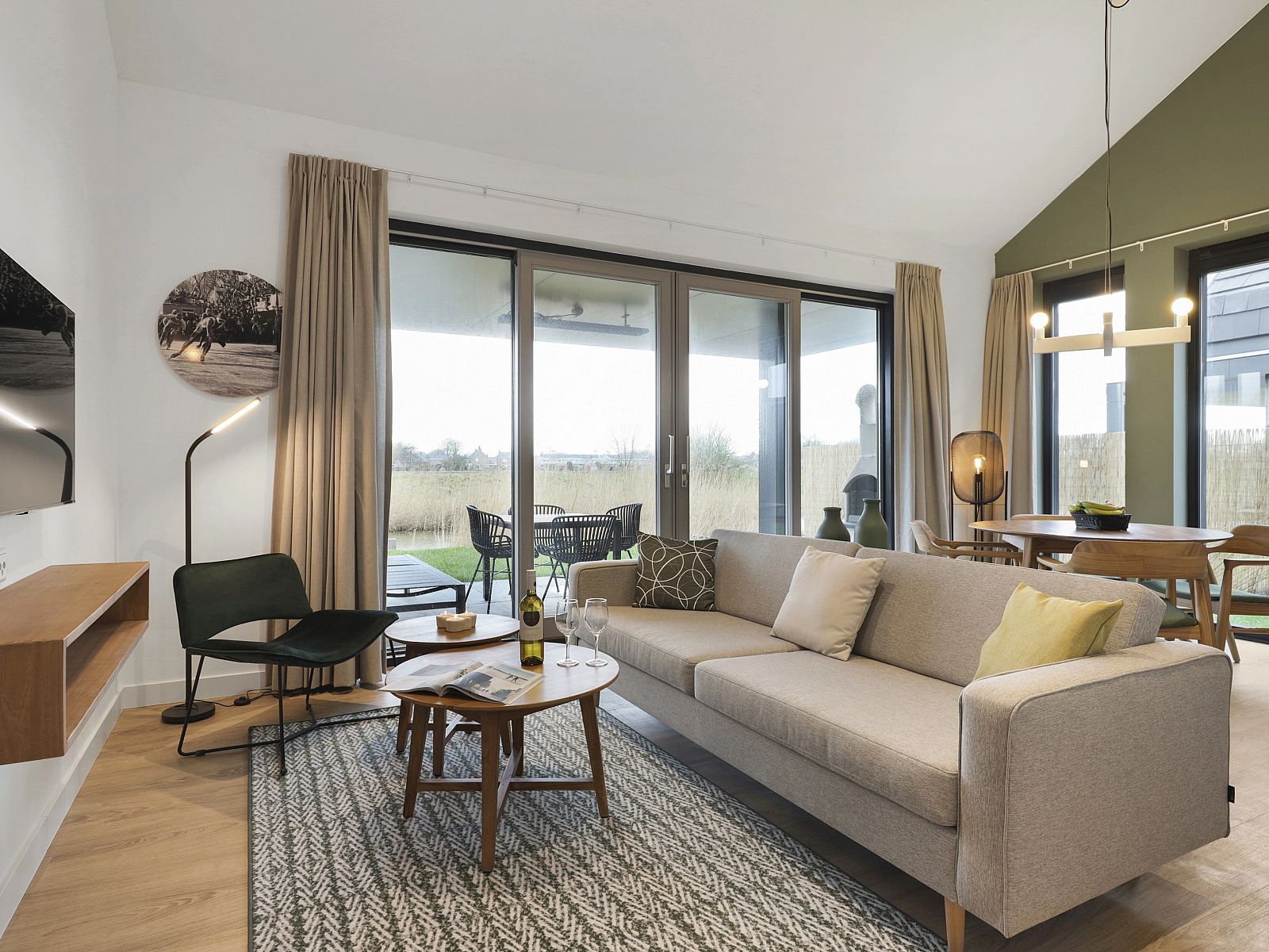 Open keuken en woonkamer in 4-persoons woning 4L, Witmarsum, met moderne faciliteiten en een knusse sfeer in Friesland.