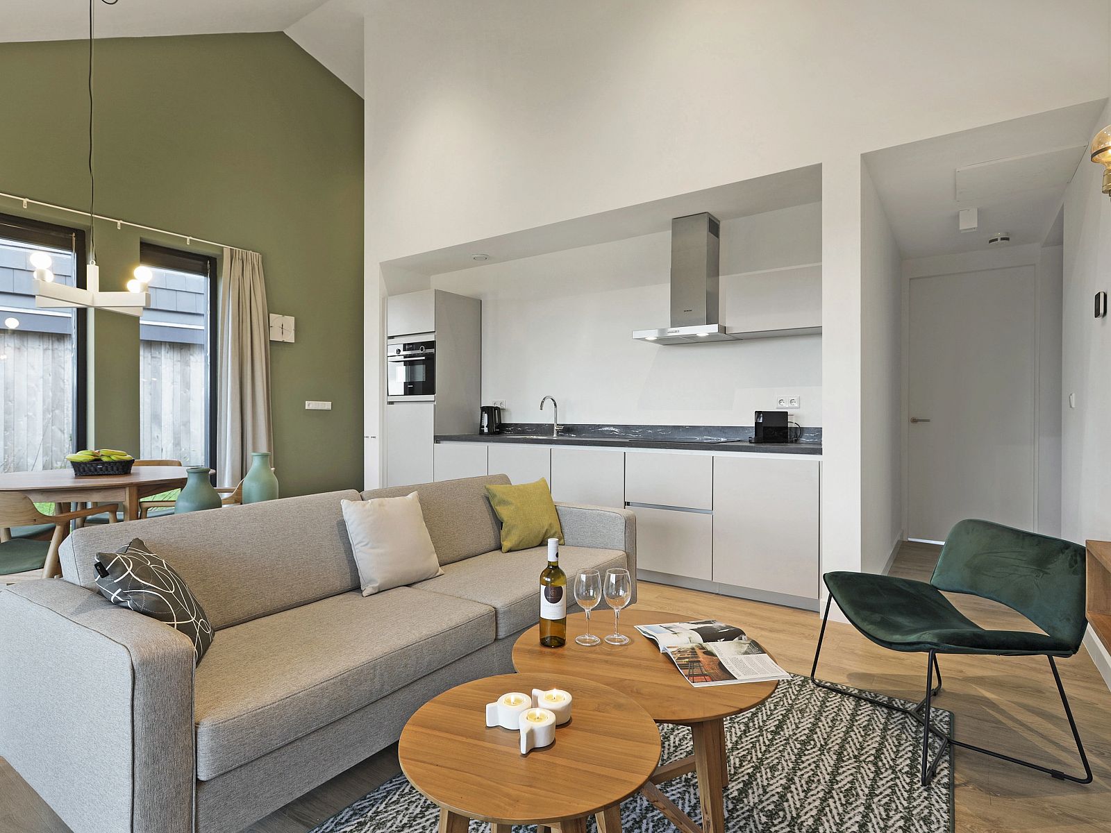 Eetruimte in 4-persoons woning 4L, Witmarsum, met houten tafel en stoelen, uitzicht op het Friese platteland van Friesland.