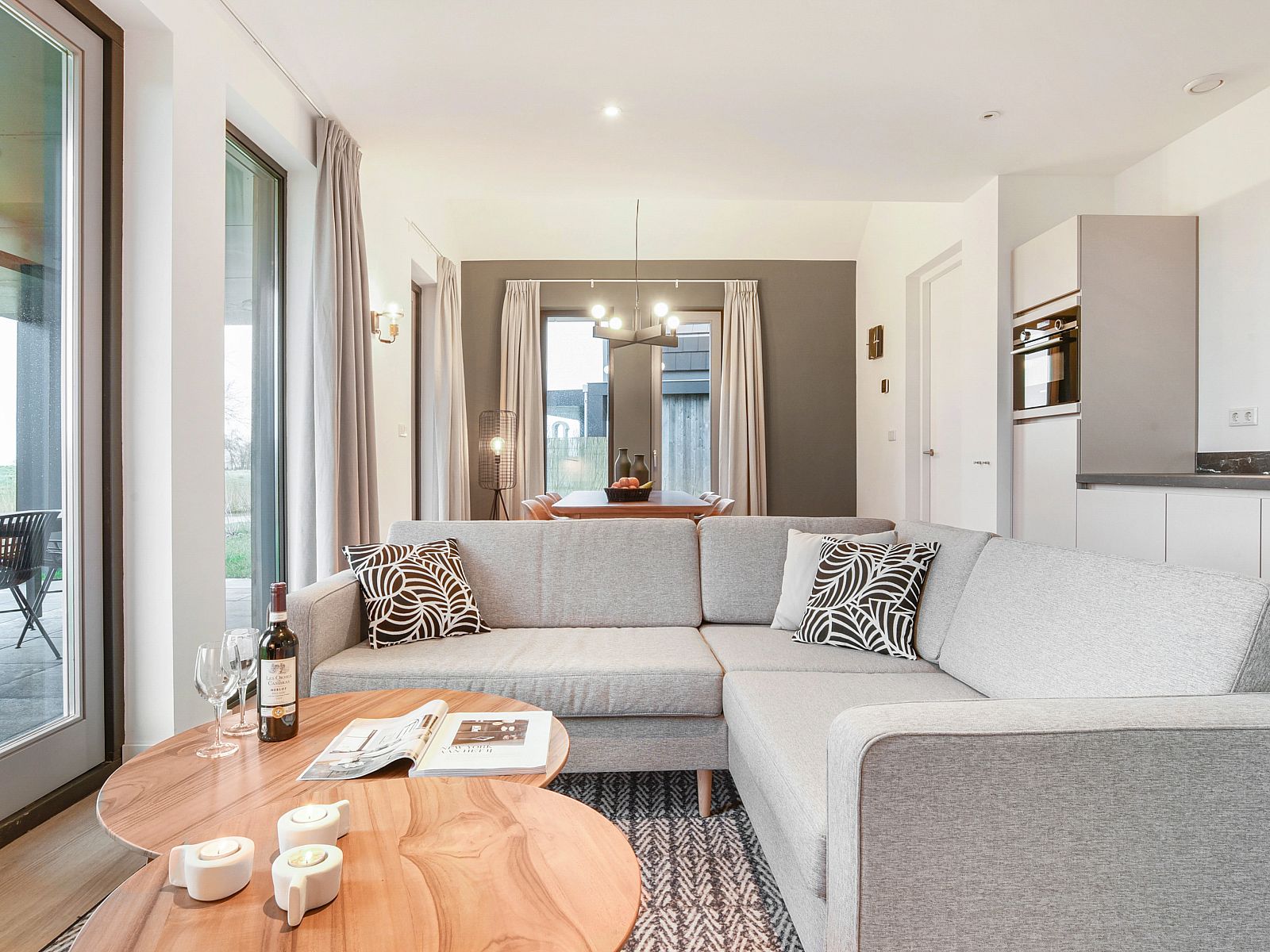 Eetkamer in 6-persoons woning 6C in Witmarsum, Friesland, met houten tafel en stoelen.