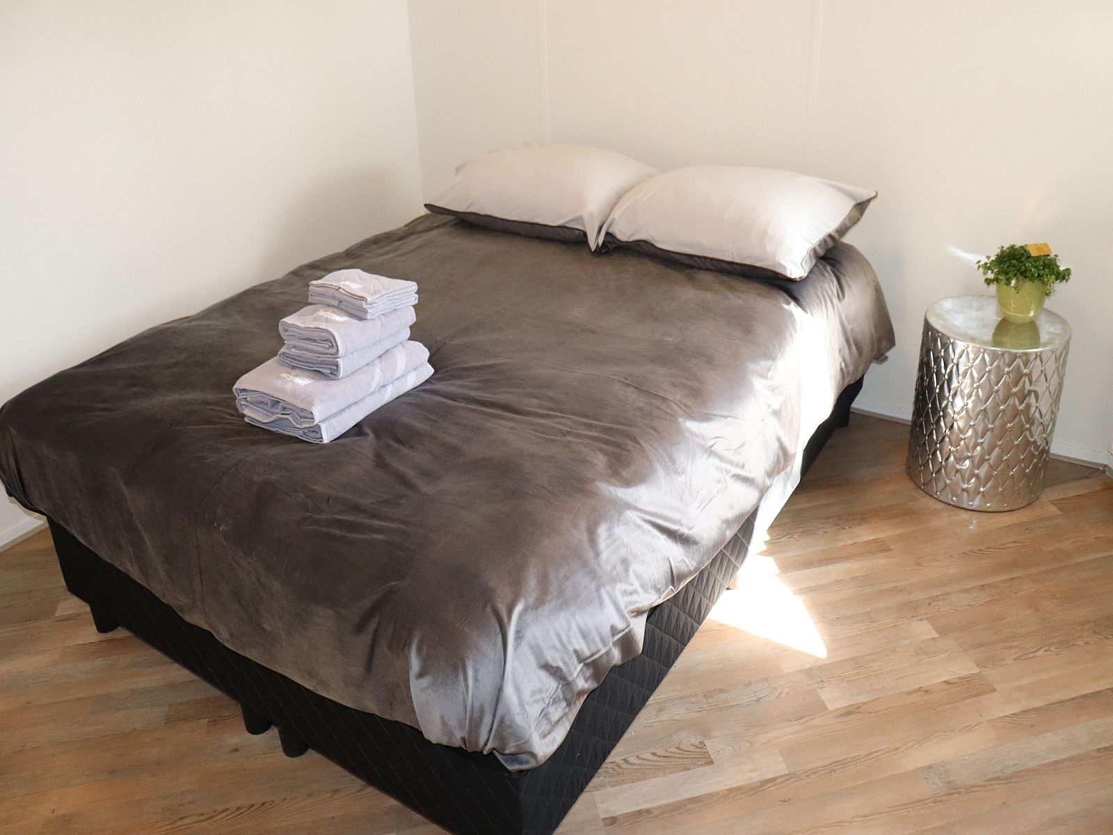 Guest house 2613609 - Chalet Het Friese platteland - Knus chalet in Friesland met hottub