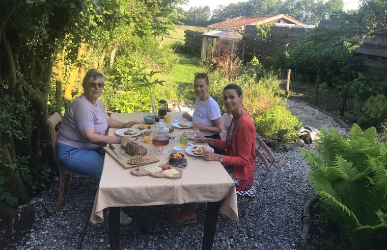 Ontbijten in de tuin van Vakantiehuisje in Munnekeburen, Friesland met vrienden op het Friese platteland.