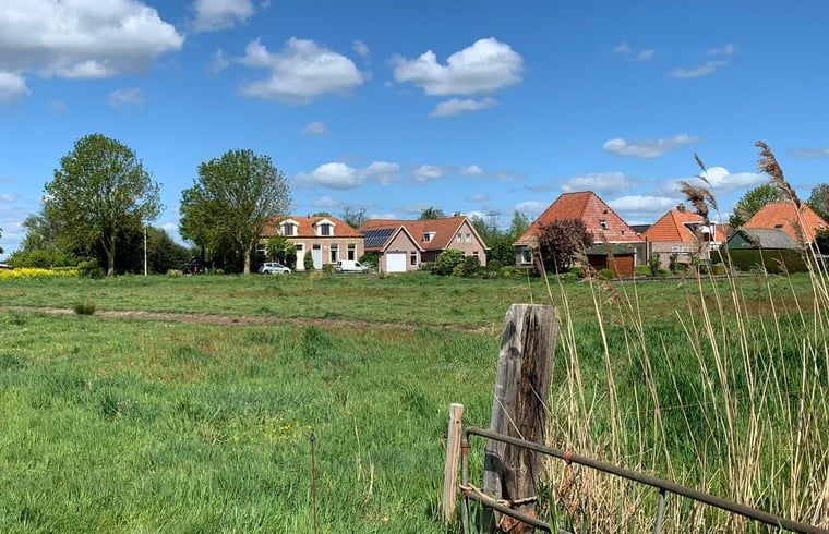 Uitzicht op het Friese platteland rondom Vakantiehuisje in Munnekeburen, Friesland met landelijke charme.