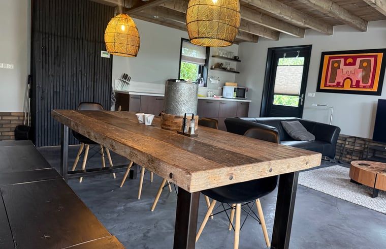 Rustieke eetruimte in Vakantiehuis in Surhuisterveen met houten tafel, Friesland.