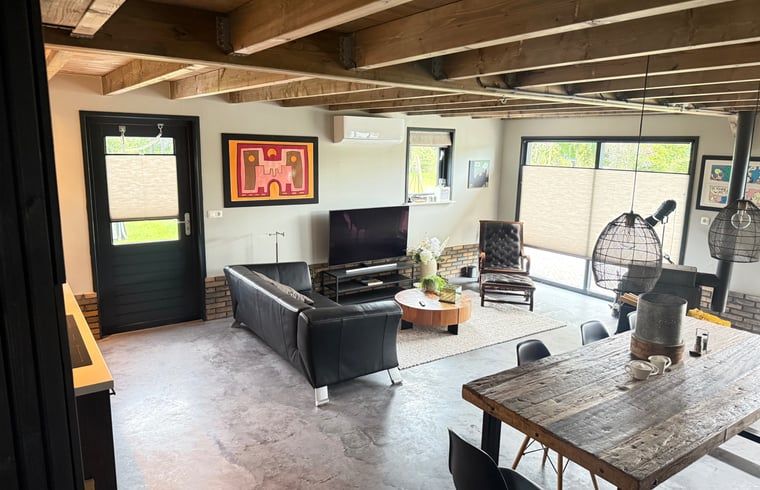 Open woonkamer in Vakantiehuis in Surhuisterveen met veel lichtinval, Friesland.