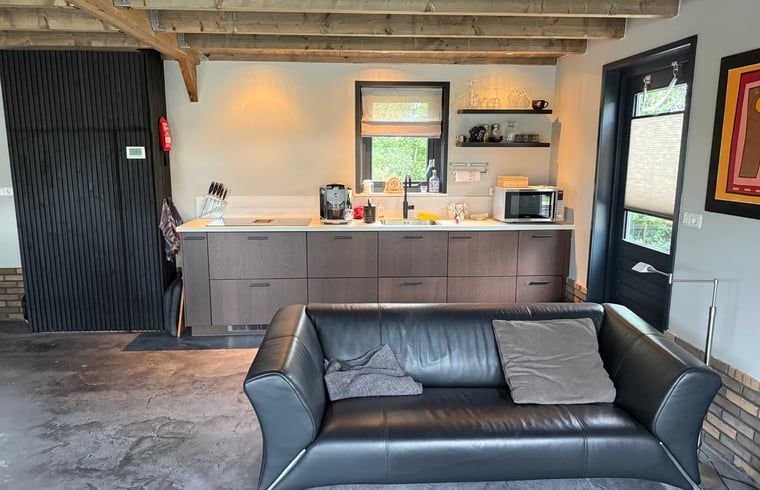 Keuken en zithoek in Vakantiehuis in Surhuisterveen, moderne voorzieningen, Friesland.