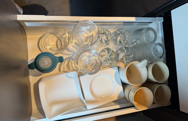 Servieslade in Vakantiehuis in Surhuisterveen, compleet met glazen en kopjes, Friesland.