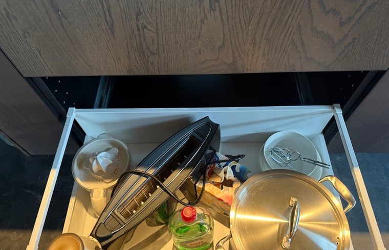 Lade met keukengerei in Vakantiehuis in Surhuisterveen, goed uitgerust, Friesland.
