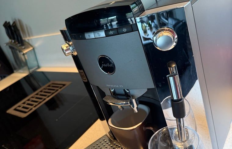 Koffiezetapparaat in de keuken van Vakantiehuis in Surhuisterveen, modern comfort, Friesland.