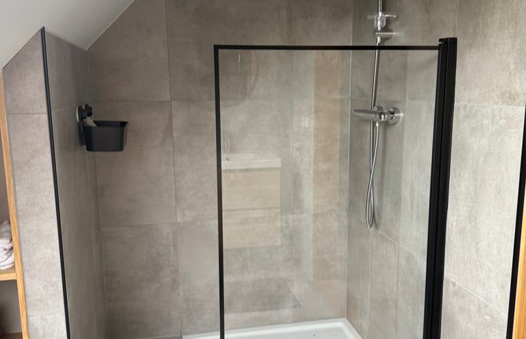 Moderne douche in Vakantiehuis in Surhuisterveen, luxe badkamer, Friesland.