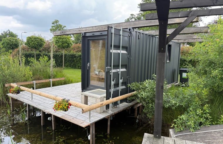 Huisje in Surhuisterveen met moderne veranda aan het water in het Friese platteland, Friesland.