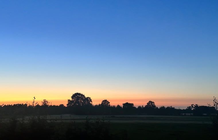 Adembenemende zonsondergang in Surhuisterveen, Friesland, bij Huisje in Surhuisterveen.