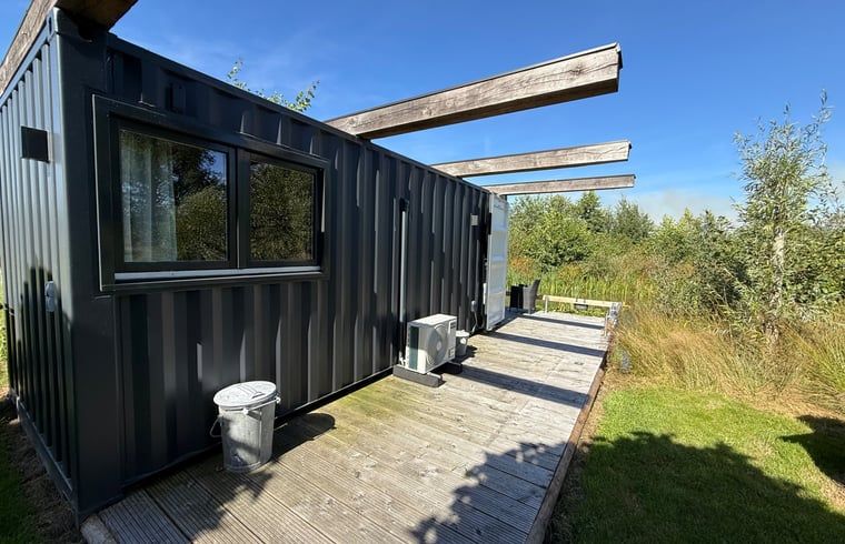 Zonnige terrasruimte bij Huisje in Surhuisterveen op het Friese platteland, Friesland.