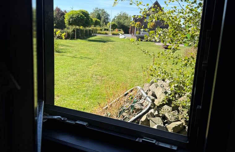 Uitzicht op de tuin vanuit Huisje in Surhuisterveen in het Friese platteland, Friesland.