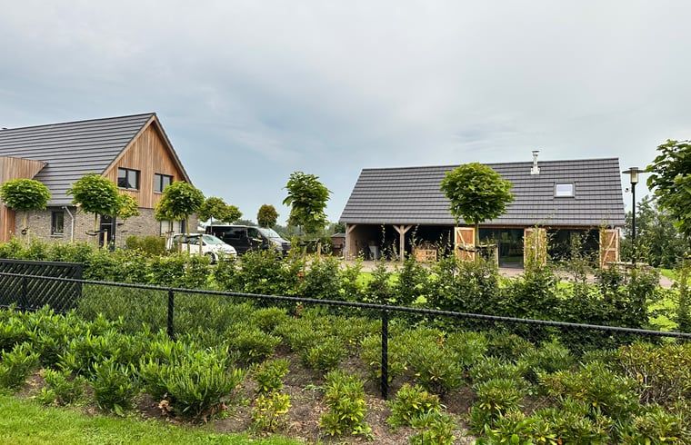 Rustieke gebouwen bij Huisje in Surhuisterveen op het Friese platteland, Friesland.