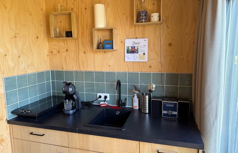 Gezellige keukenhoek in Huisje in Surhuisterveen, Friesland, met moderne voorzieningen.