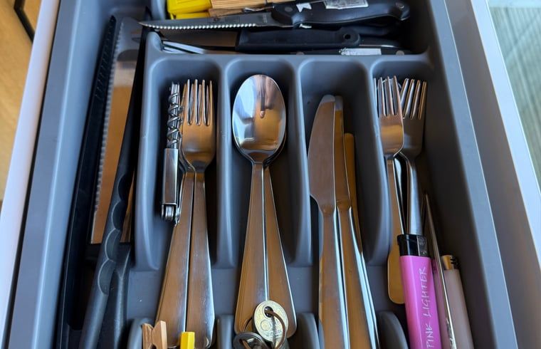 Goed uitgeruste besteklade in de keuken van Huisje in Surhuisterveen, Friesland.