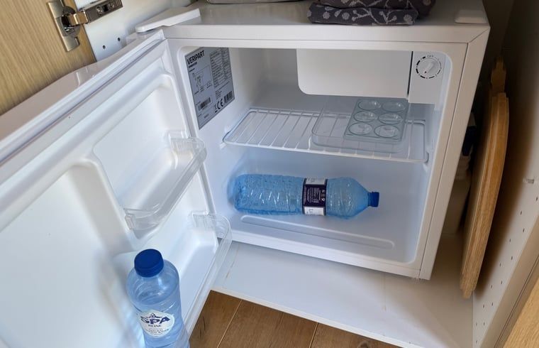 Koelkast met drankjes in Huisje in Surhuisterveen op het Friese platteland, Friesland.