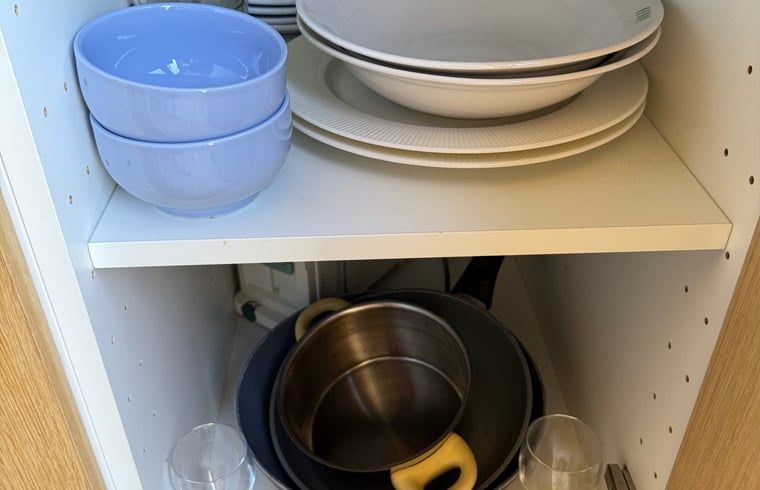 Keukenkast met servies in Huisje in Surhuisterveen, Friesland.