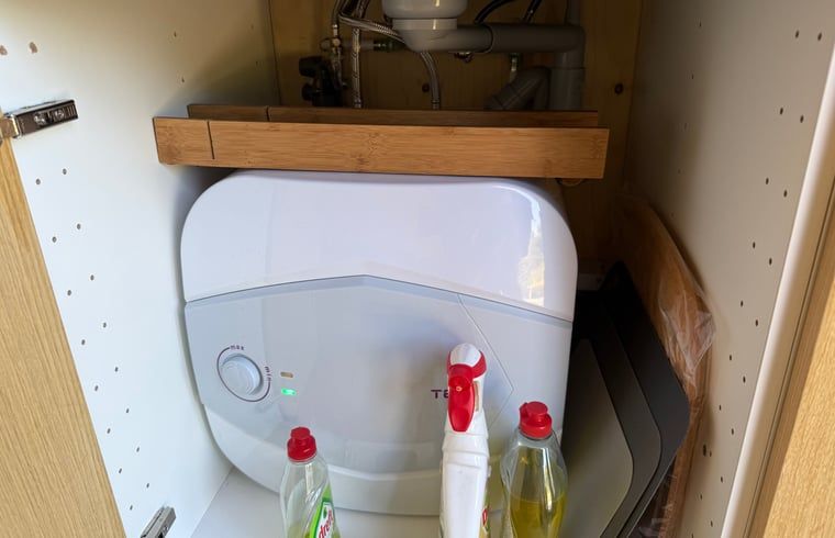 Praktische opbergruimte in de keuken van Huisje in Surhuisterveen, Friesland.