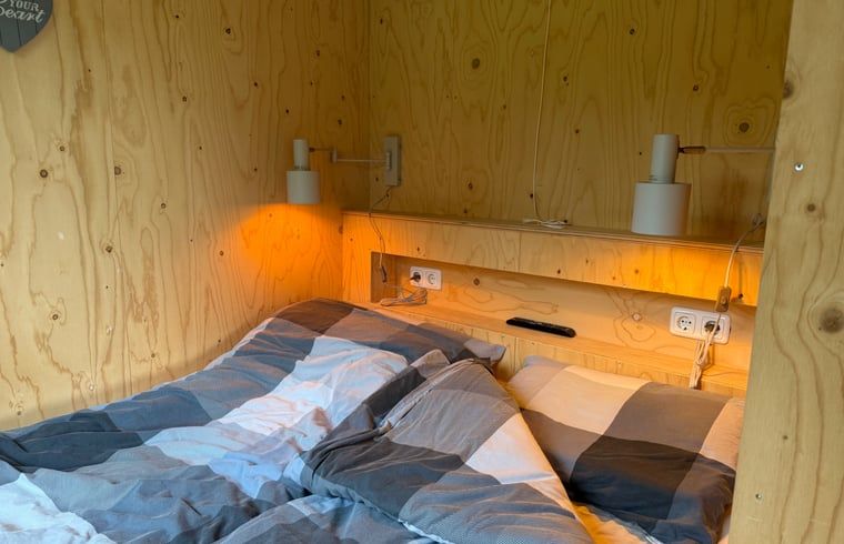 Sfeervolle slaapkamer in Huisje in Surhuisterveen op het Friese platteland, Friesland.