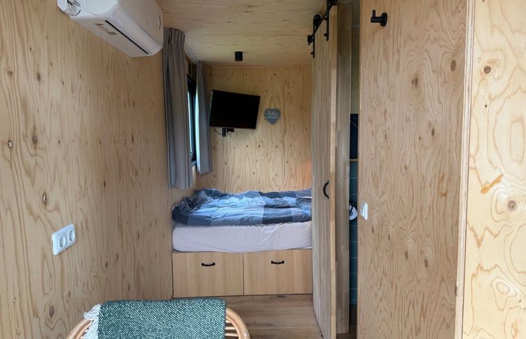 Comfortabele slaapruimte in Huisje in Surhuisterveen, Friesland.