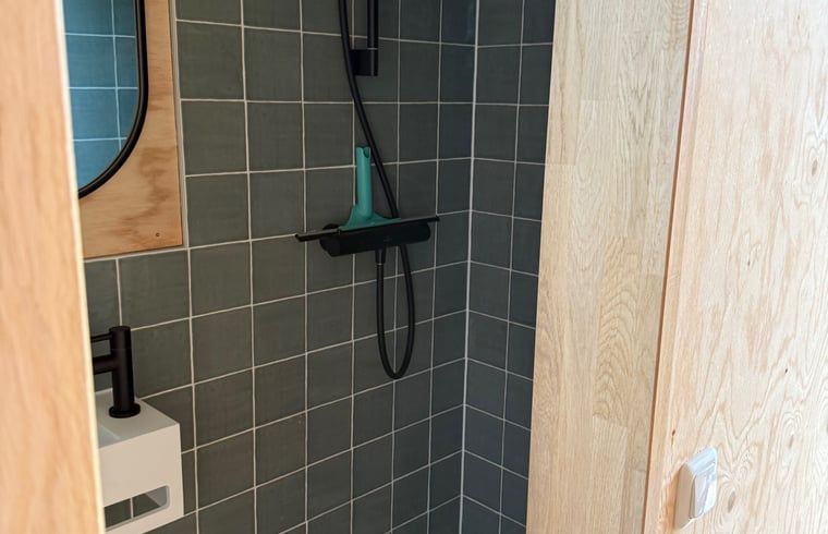 Moderne badkamer in Huisje in Surhuisterveen op het Friese platteland, Friesland.