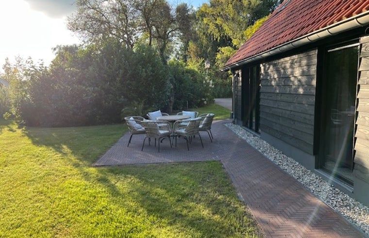 Outdoor-Ferienhaus in Spanga mit gemuetlicher Terrasse und gruenem Garten.