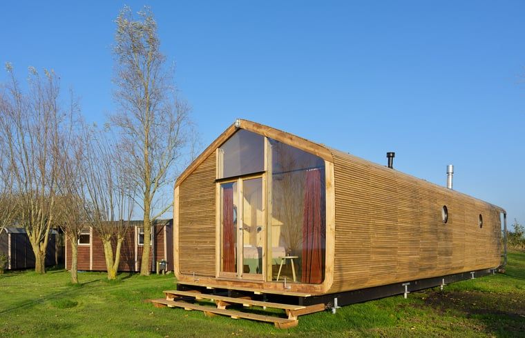 Ferienhaus in Broek, Friesland, bietet ein modernes Holzhaus in der friesischen Landschaft mit grosser Veranda und schoener Aussicht.