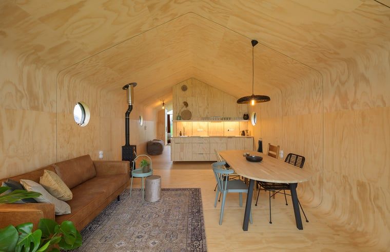 Gemuetliches Interieur des Ferienhauses in Broek, Friesland, mit moderner Einrichtung und Holzoberflaechen in der friesischen Landschaft.