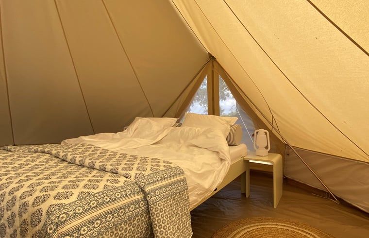 Comfortabele slaapkamer in Vakantiehuis in De Hoeve, gelegen op het Friese platteland.