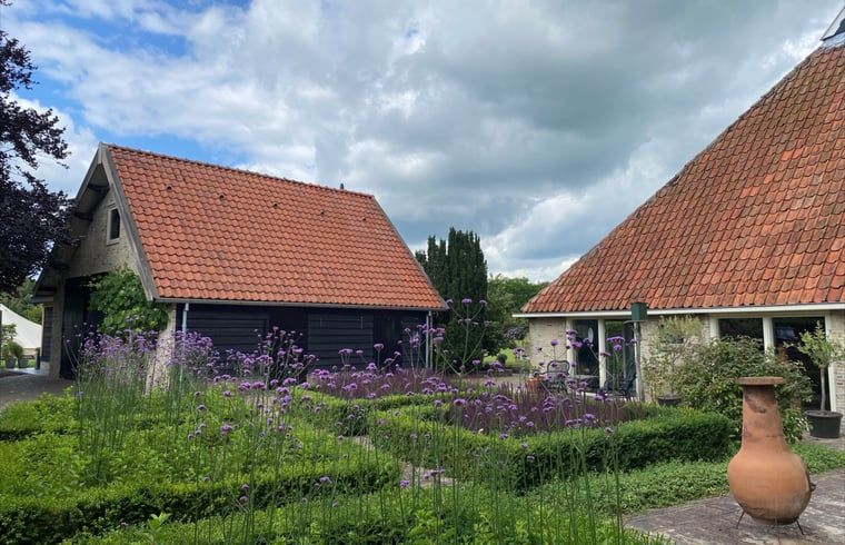 Vakantiehuis in De Hoeve met bloementuin, gelegen op het Friese platteland.