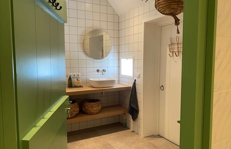 Stijlvolle badkamer van Vakantiehuis in De Hoeve, gelegen op het Friese platteland.