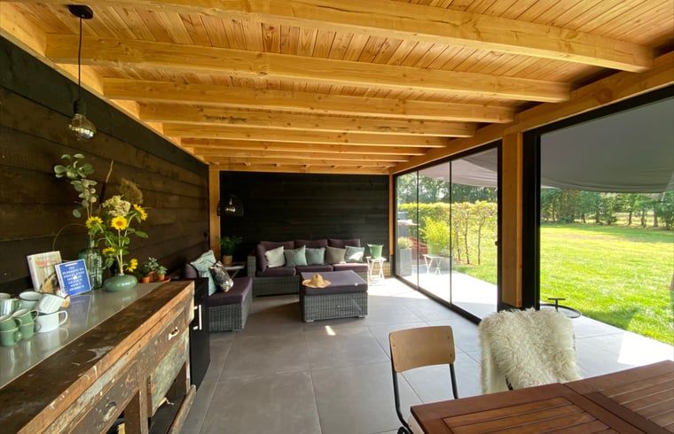 Gezellige veranda van Vakantiehuis in De Hoeve, Friesland, met comfortabele zitplaatsen.