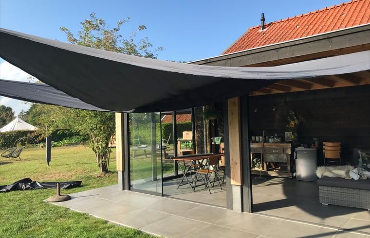 Vakantiehuis in De Hoeve met moderne buitenruimte, gelegen op het Friese platteland.