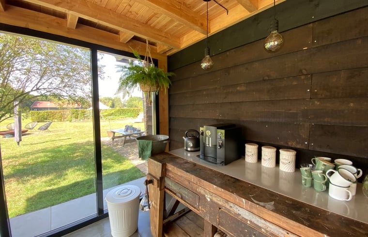 Keukenhoek in Vakantiehuis in De Hoeve, Friesland, met koffievoorzieningen.