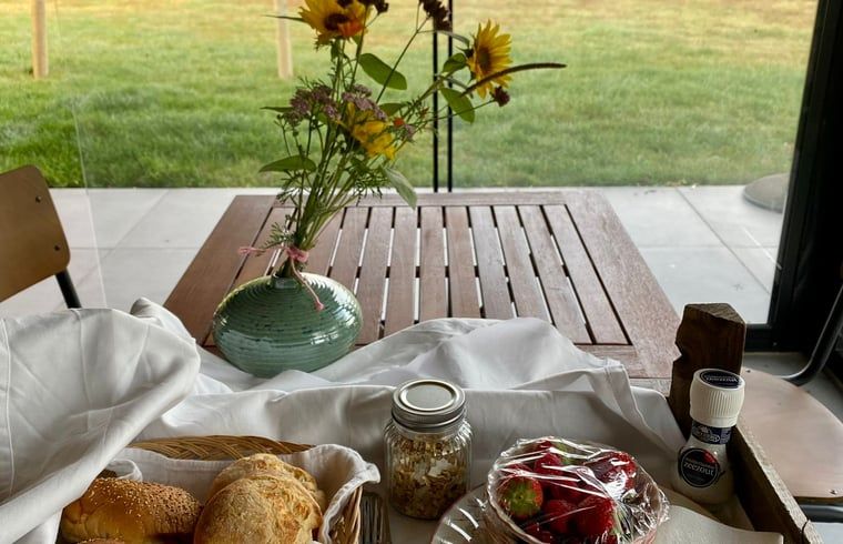 Ontbijt met verse producten in Vakantiehuis in De Hoeve, gelegen op het Friese platteland.