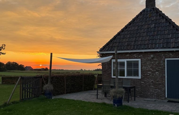 Blick auf einen schoenen Sonnenuntergang vom Ferienhaus in Tjerkgaast, Friesland.