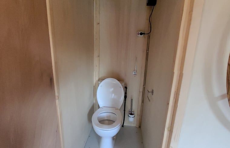 Moderne badkamerfaciliteiten in Vakantiehuisje in Jislum, een comfortabel verblijf op het rustige Friese platteland.