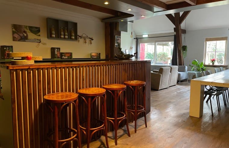 Gemuetliches Wohnzimmer im Ferienhaus in Hegebeintum, Friesland, mit bequemen Sofas und Holzboden.